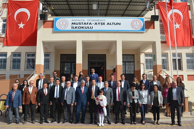 Mustafa Ayşe Altun İlkokulu Kütüphane Açılışı Anı Fotoğrafı